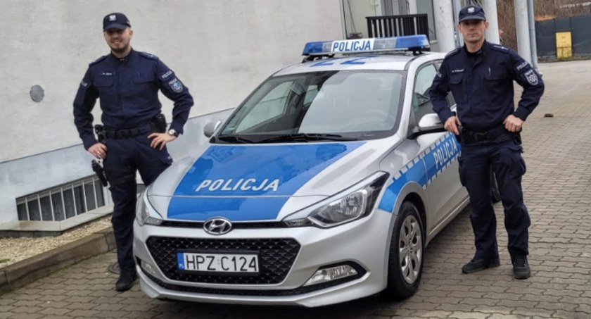 Policjanci uratowali kobietę w Górze Kalwarii