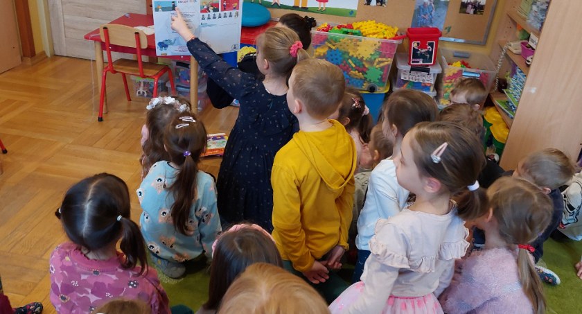 Policjanci czytają dzieciom w Piasecznie