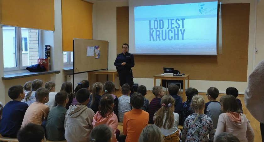 Zima w mieście z policjantami w Piasecznie
