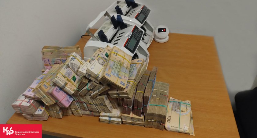 Próba nielegalnego wwozu 150 tys. euro na warszawskim lotnisku