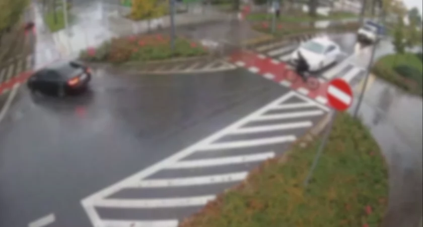 Niebezpieczna sytuacja z udziałem uczestnika ruchu drogowego nagrana przez monitoring