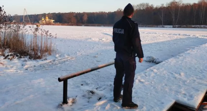 Piaseczyńscy policjanci kontrolują zamarznięte zbiorniki wodne