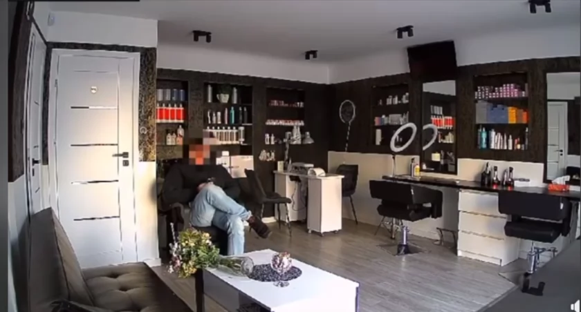 Wpadł do salonu urody i usnął na fotelu