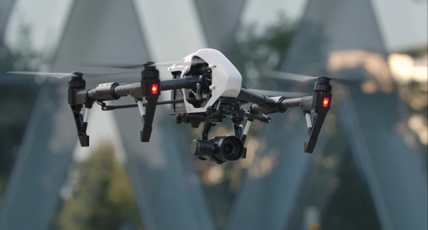 Ćwiczenia strażaków z Ochotniczej Straży Pożarnej w Mrokowie z wykorzystaniem dronów