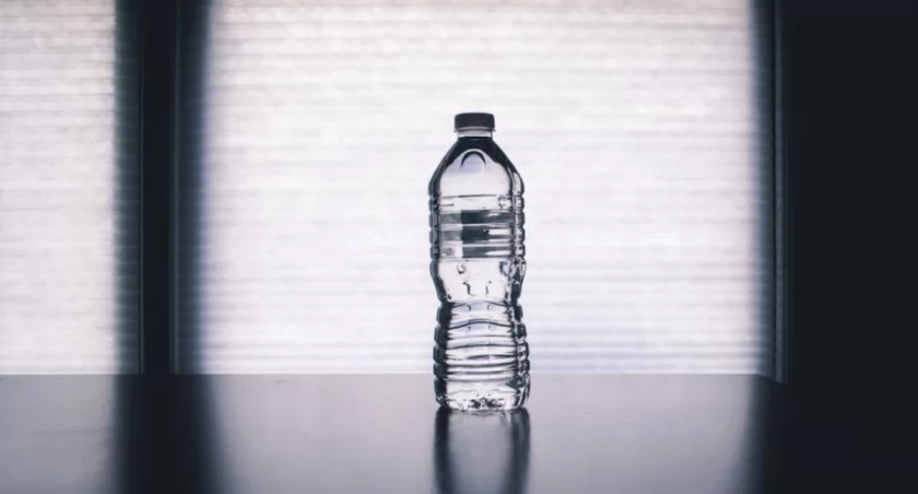 Recykling vs. Redukcja: Jakie są najlepsze strategie walki z nadmiernym zużyciem butelek plastikowych i kartonów w branży gastronomicznej?