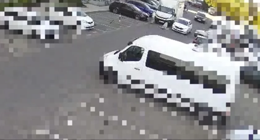 Policjanci z Piaseczna przestrzegają przed wchodzeniem na ulicę zza pojazdu