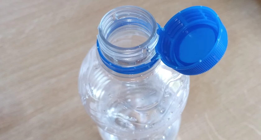 Zakrętki „na uwięzi” budzą emocje wśród konsumentów napojów, a jednak wpływają na efektywność recyklingu i ochronę środowiska?