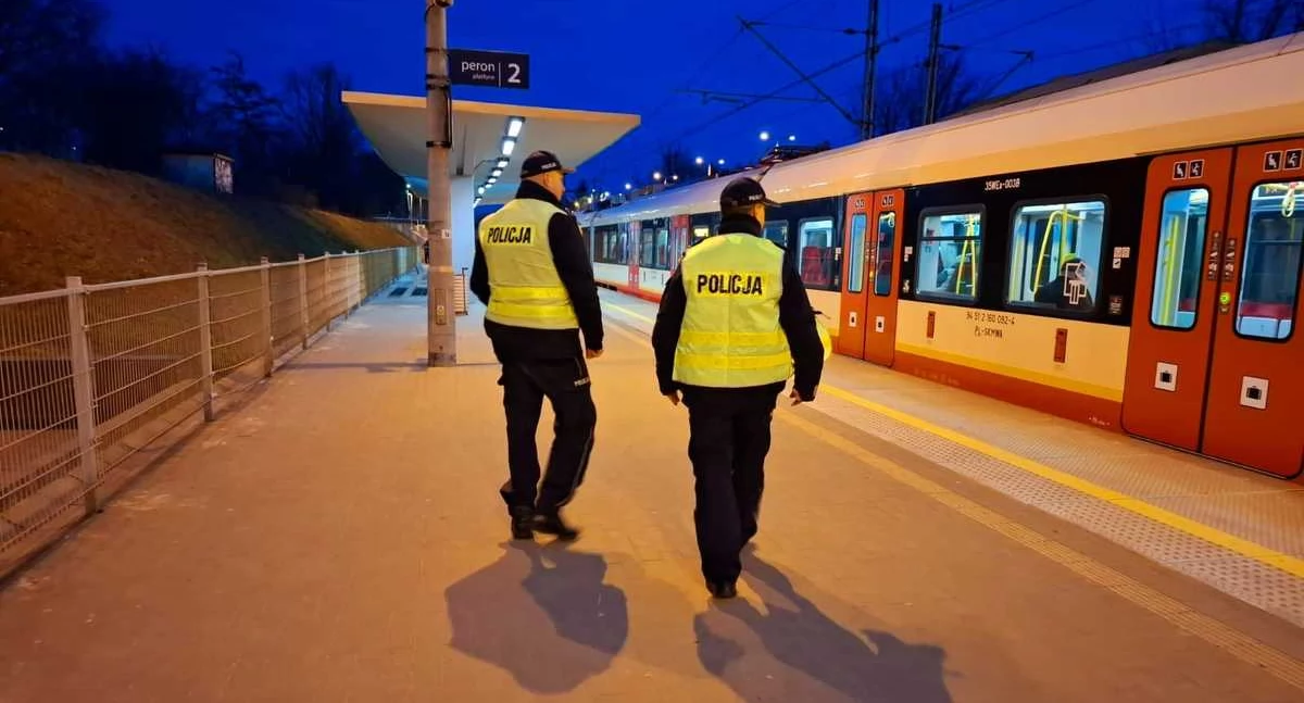 Piaseczyńscy policjanci dbają o bezpieczeństwo podróżujących koleją