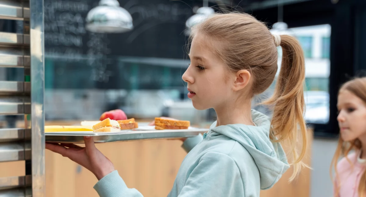 Jak wybrać najlepszy catering dla szkół w Piasecznie? Praktyczny przewodnik dla placówek edukacyjnych