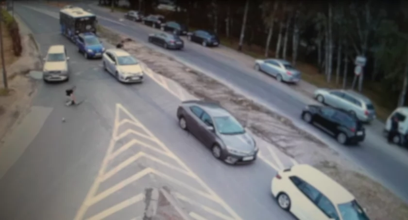 Ten chłopiec miał szczęście. Kolejny może go nie mieć! Obejrzyj i porozmawiaj z dzieckiem czego nie należy robić!
