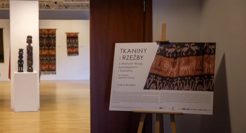 Finisaż wystawy tkanin i rzeźb z Indonezji