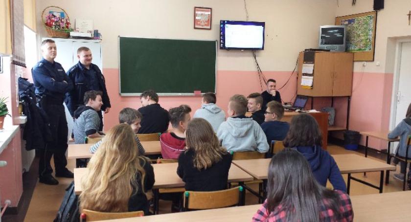 Dzielnicowy przeprowadzli zajęcia dt. cyberprzemocy