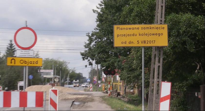 Zamknięty przejazd w Starej Iwicznej. Droga wojewódzka 721