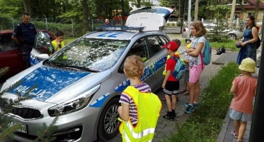 Policjanci poprowadzili zajęcia o bezpieczeństwie nad wodą