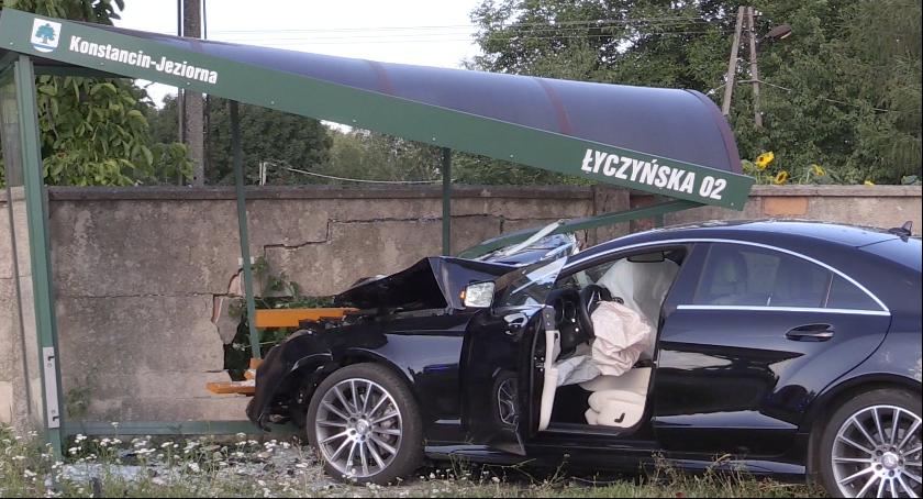 Mercedes staranował przystanek i citroena.