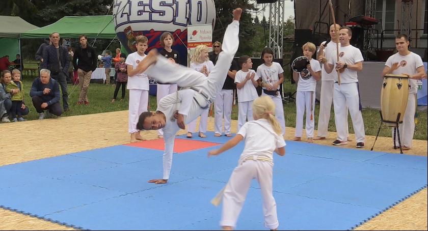 Pokaz capoeira w trakcie Pikniku Rodzinnego w Józefosławiu