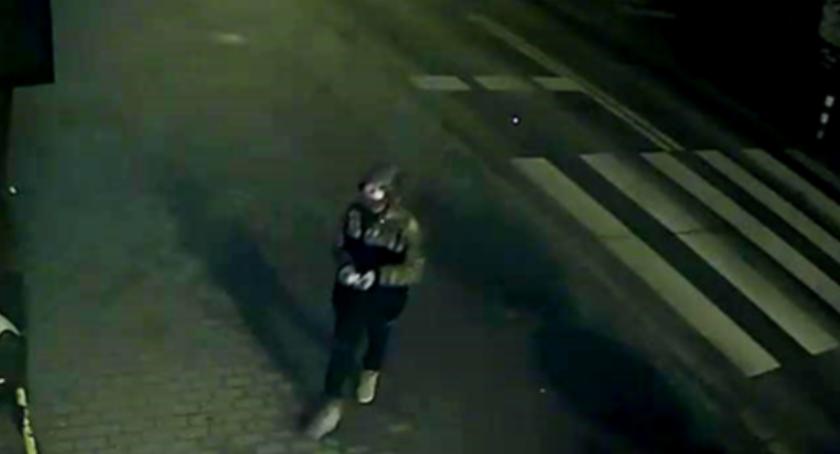 Pomalował elewacje budynków w Mysiadle - policja poszukuje