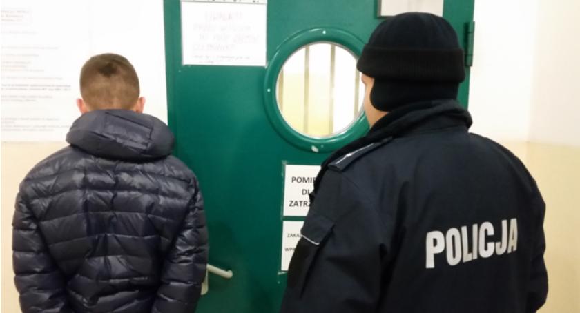Zatrzymani za kradzież paczki z damskimi torebkami