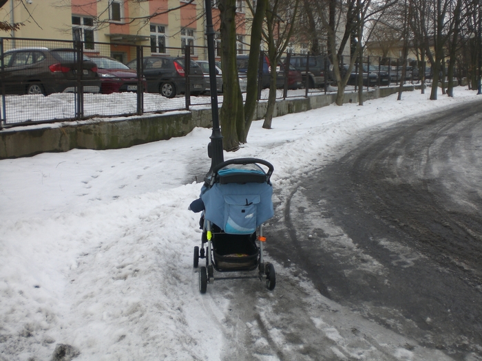 NIEODŚNIEŻONY CHODNIK PRZED STAROSTWEM. KTO ZA TO ODPOWIADA?