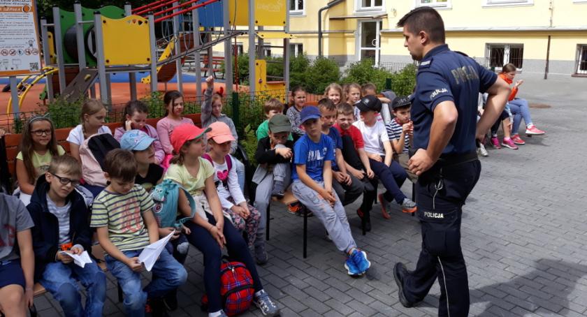 Dzielnicowi przeprowadzają wakacyjne zajęcia o bezpieczeństwie dla dzieci i młodzieży