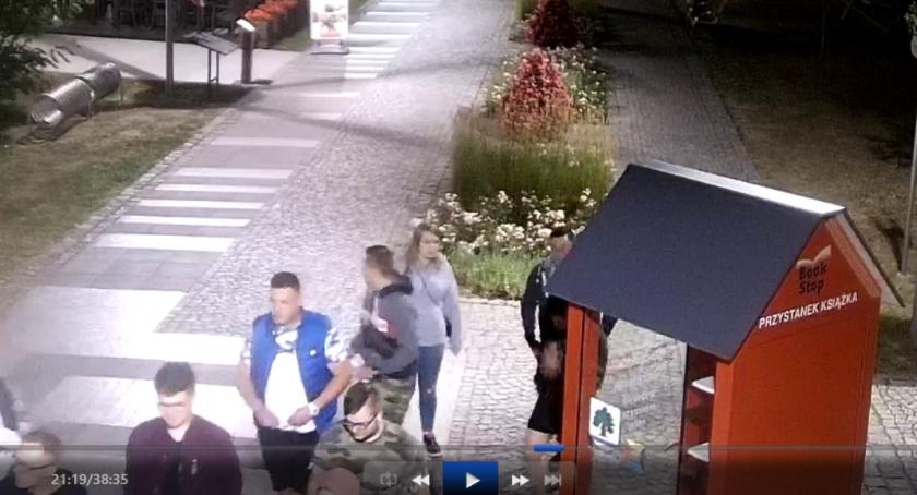 Wizerunek grupy osób podejrzewanych o dewastację w Parku Zdrojowym w Konstancinie