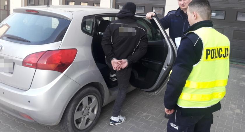 Zatrzymano kuriera, który nie dostarczał przesyłek z sukienkami