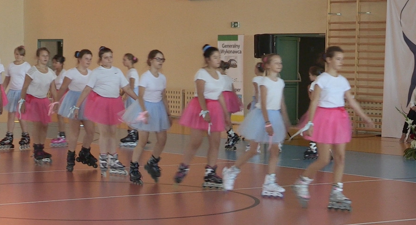 Pokaz jazdy na rolkach - Otwarcie hali sportowej w Mrokowie