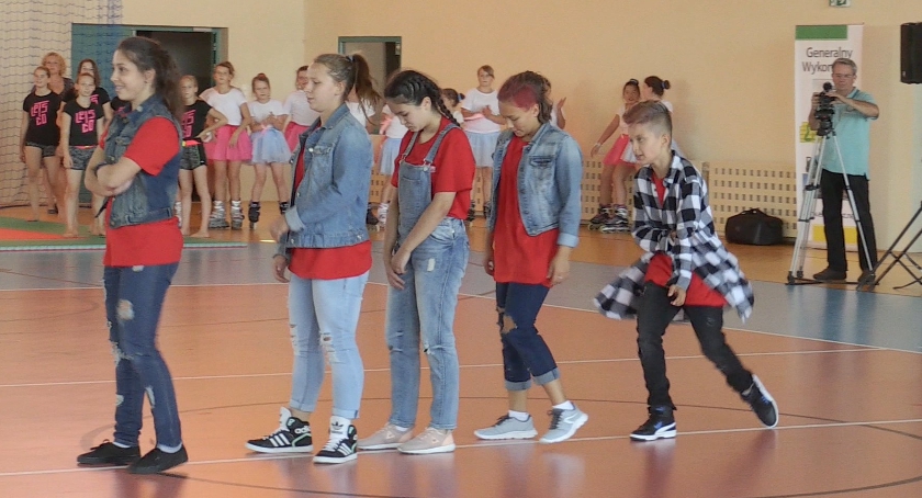 Street Dance - pokaz tańca ulicznego. Otwarcie hali sportowej w Mrokowie