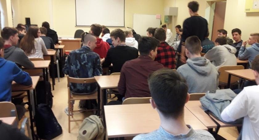 Warsztaty o zagrożeniu narkomanią i przemocą wśród młodzieży szkolnej