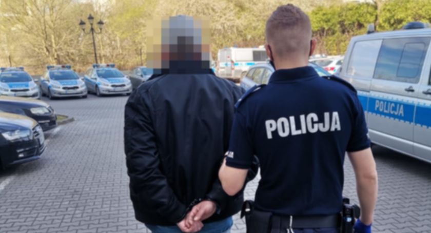 Kto spowodował kolizję oraz zasadność przebywania tych osób poza miejscem zamieszkania?