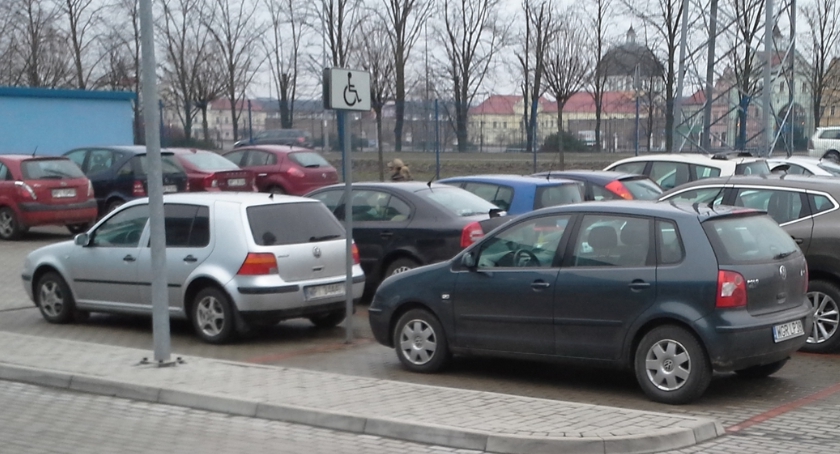 Miejsca dla niepełnosprawnych przy Urzędzie Skarbowym