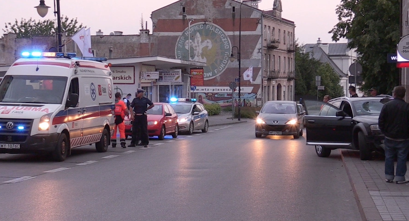 Audi na chodniku przy HEBE