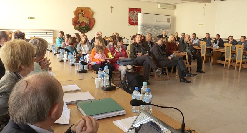 Mieszkańcy Józefosławia nie chcą gminnych dróg przez swoje sypialnie i ogródki.