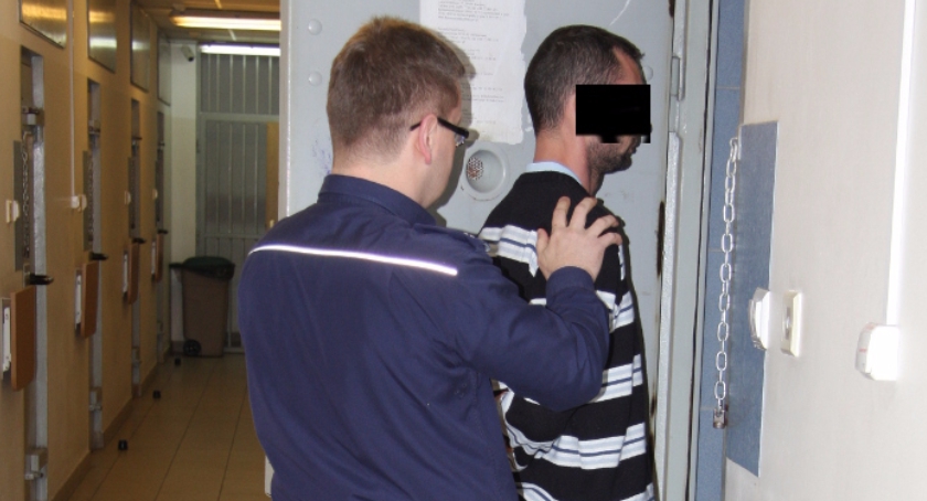 Areszt dla 34-latka, który groził bronią i żądał pieniędzy