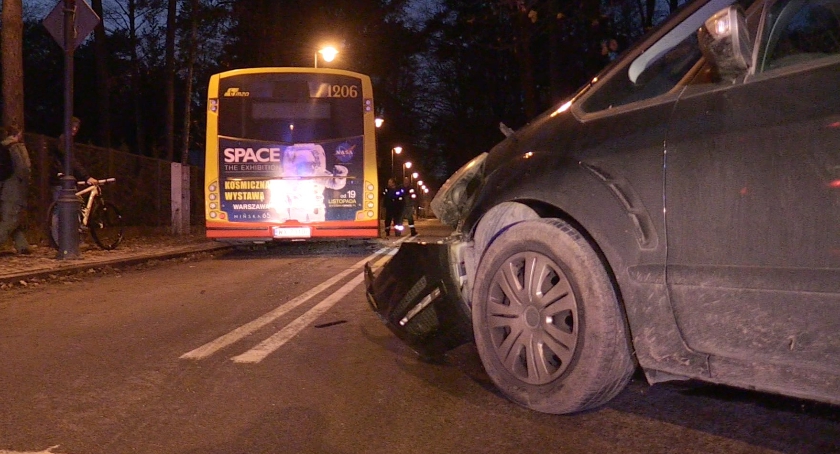 Zderzenie forda z autobusem