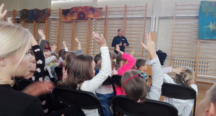Prelekcja o bezpieczeństwie w Zespole Szkół Publicznych w Mrokowie