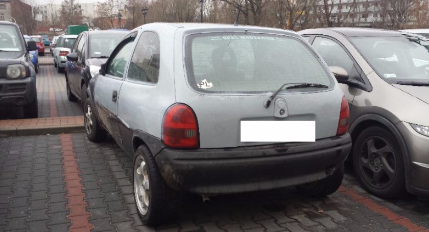 By uniknąć zatrzymania przefarbował włosy