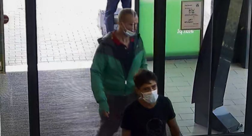Podejrzani o kradzież w Urzędzie Dzielnicy — znasz tych mężczyzn? 