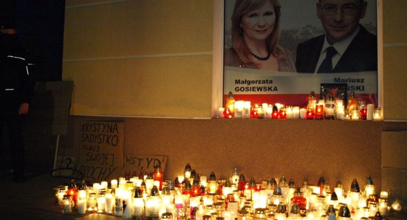 Ursus: Zapalone znicze i protest pod blokiem Pawłowicz