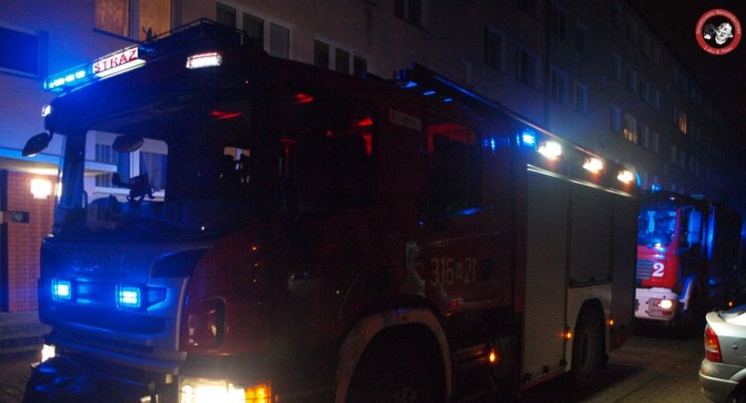 Ursus: Strażacy wyważyli drzwi do mieszkania przy Warszawskiej 55