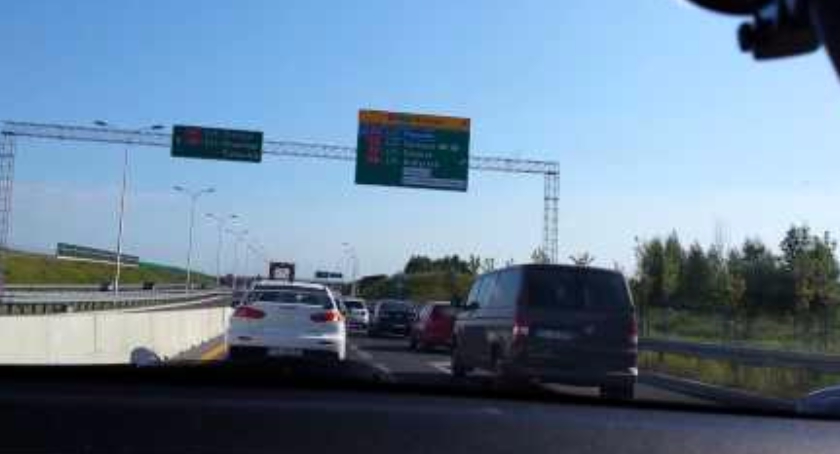 Między węzłami Opacz i Konotopa na trasie S-2 wywrócił się TIR i uderzył w bariery