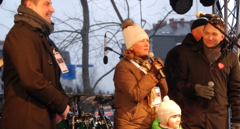 Ursus wsparł Wielką Orkiestrę Świątecznej Pomocy: władza i społeczeństwo, i księża - incognito!