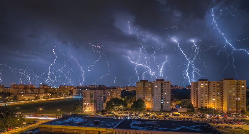 Mieszkaniec Ursusa vs Burza: mężczyzna został porażony piorunem