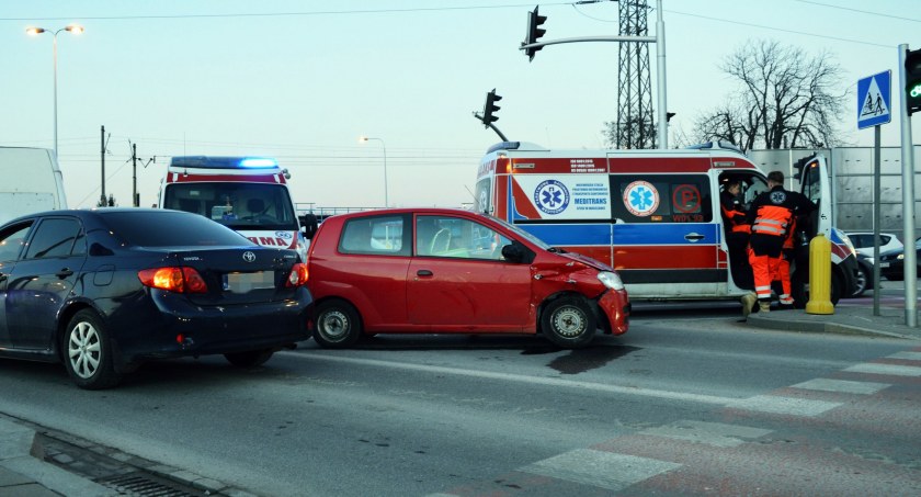 Skręcał na zakazie, doprowadził do zderzenia