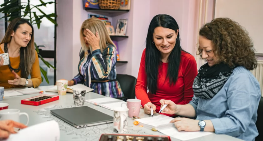 Czy stacjonarna nauka w szkole językowej jest skuteczniejsza? 