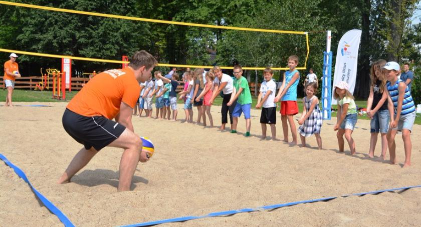 Nowe boisko do siatkówki plażowej dla wszystkich chętnych przy ul. Sosnkowskiego 3