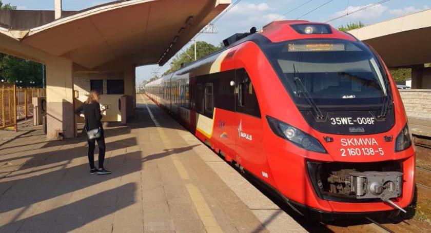 Pociągi nie kursują, autobusy zatłoczone, zabrakło biletów, burmistrzowie próbują radzić sobie sami