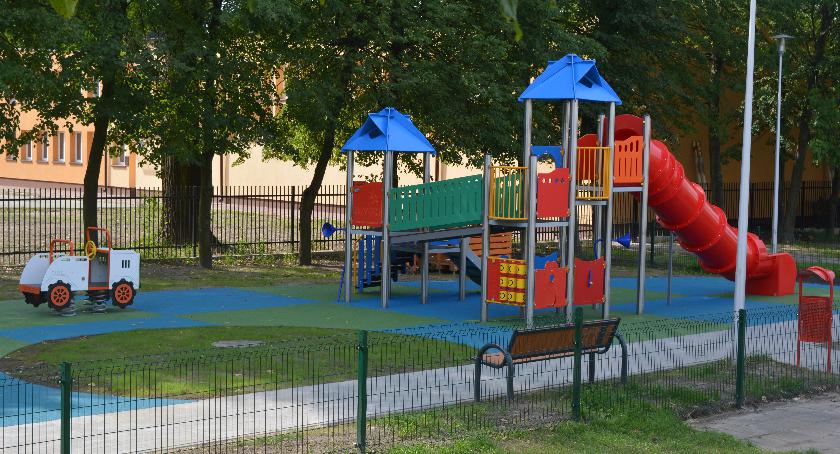 Place zabaw przy szkołach podstawowych