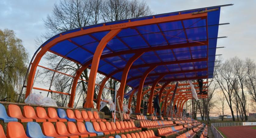 Zadaszenie trybuny na stadionie OSiR Ursus