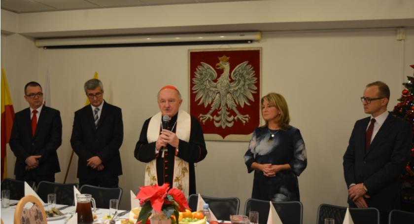 Ks. kardynał Kazimierz Nycz na spotkaniu opłatkowym w Urzędzie Dzielnicy Ursus